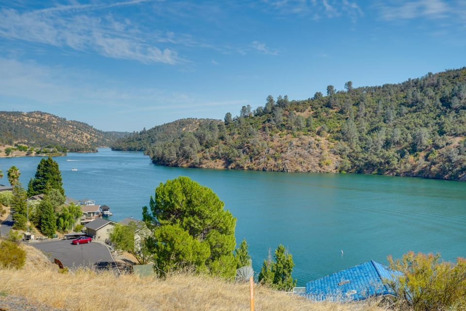 Sierra Foothills Retreat with public Lake Access House in Copperopolis