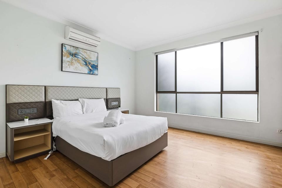 Double Bed - Quiet Greystanes Stay Near M4 with Shared Bathrooms and Amenities Bed and Breakfast in Sydney