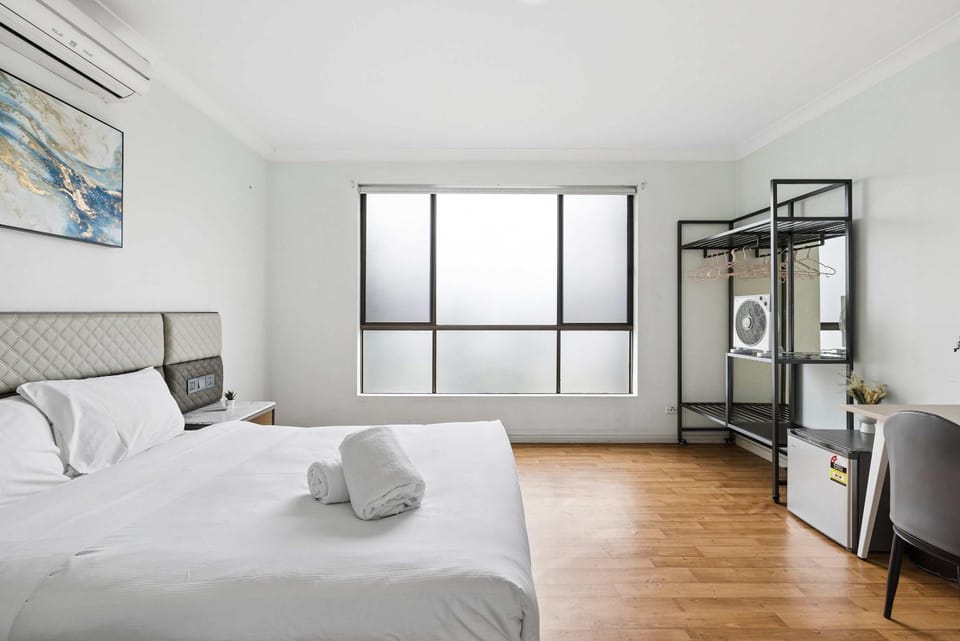 Double Bed - Quiet Greystanes Stay Near M4 with Shared Bathrooms and Amenities Bed and Breakfast in Sydney