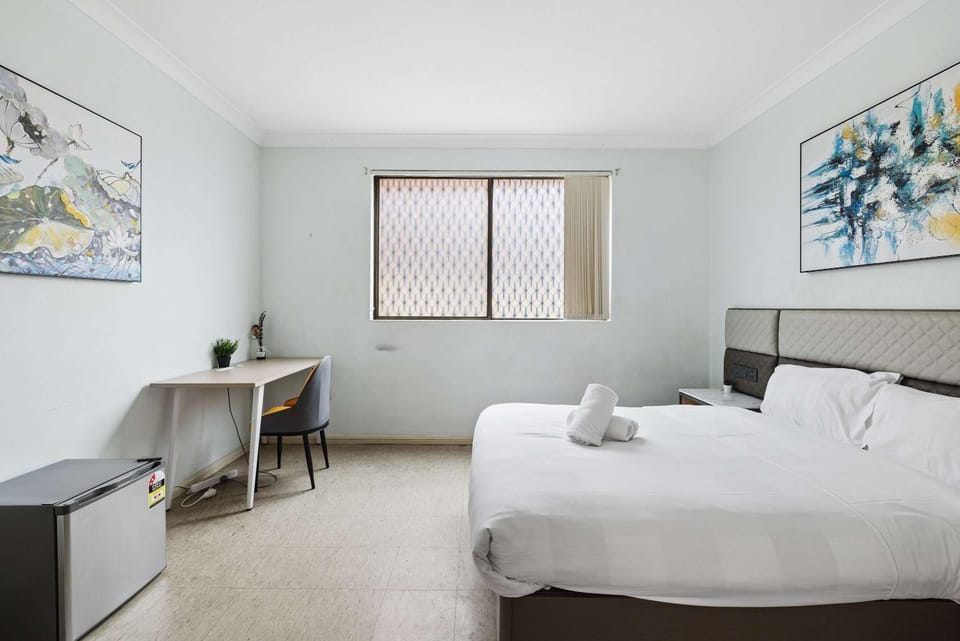 Double Bed - Quiet Greystanes Stay Near M4 with Shared Bathrooms and Amenities Bed and Breakfast in Sydney