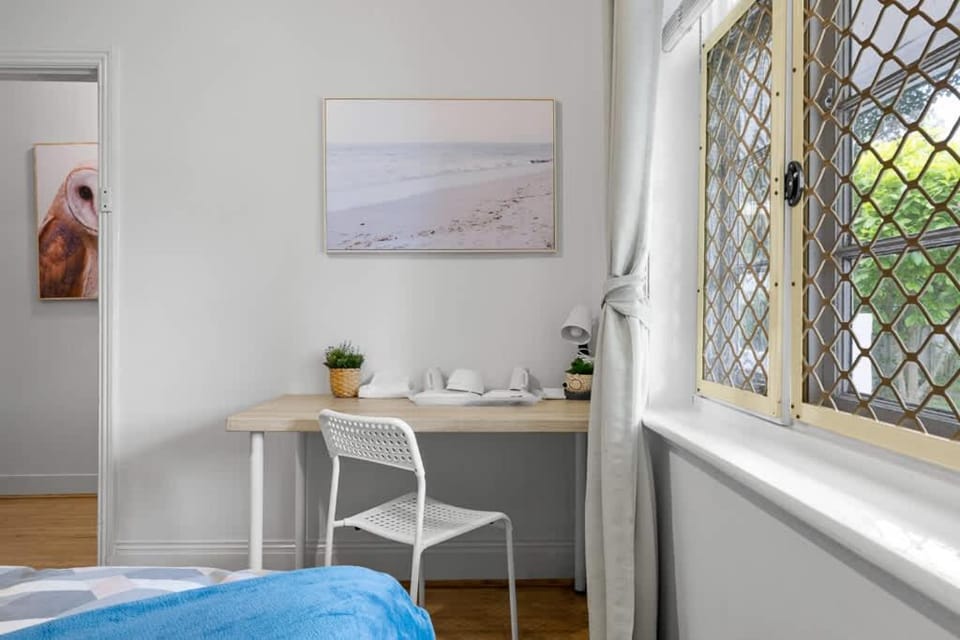 Elegant Double Room Lidcombe - Close to Transport & Shops - Shared Bathroom and Amenities Bed and Breakfast in Lidcombe