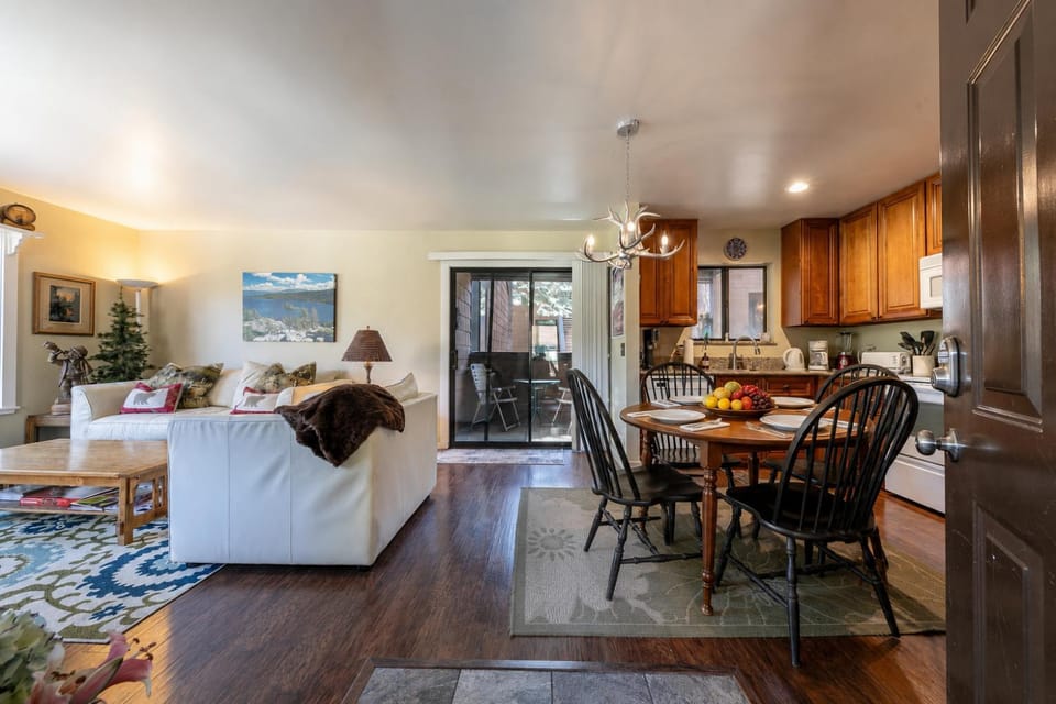 Cozy 1BR Tahoe Donner condo with fireplace, WiFi, balcony, and resort access Apartment in Truckee