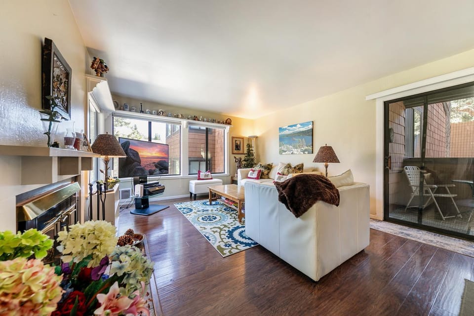 Cozy 1BR Tahoe Donner condo with fireplace, WiFi, balcony, and resort access Apartment in Truckee