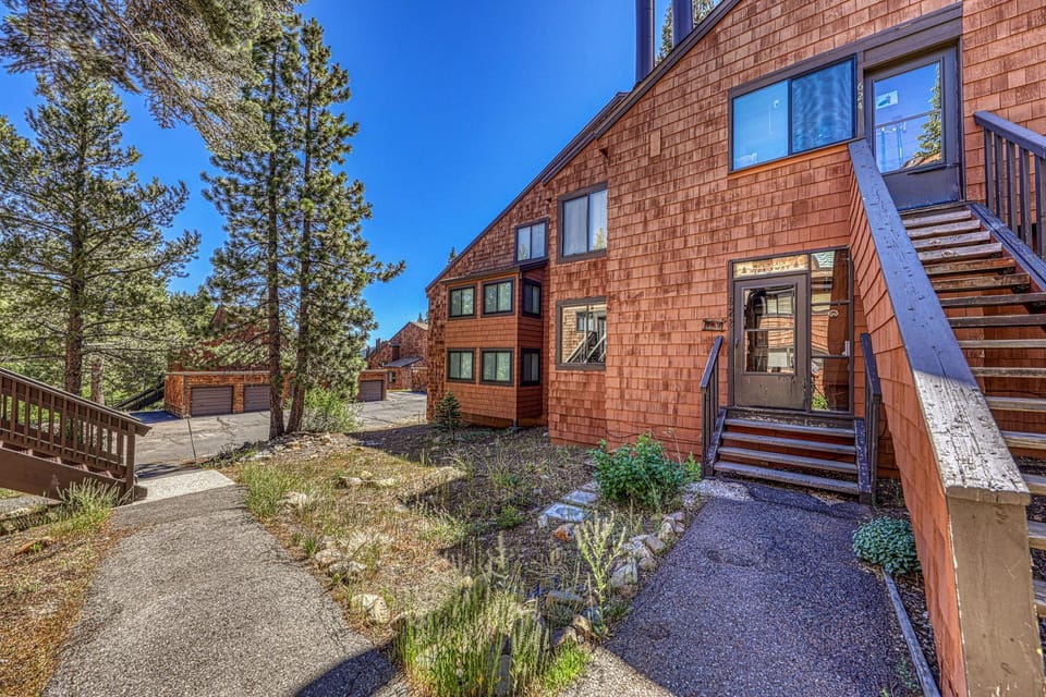 Cozy 1BR Tahoe Donner condo with fireplace, WiFi, balcony, and resort access Apartment in Truckee