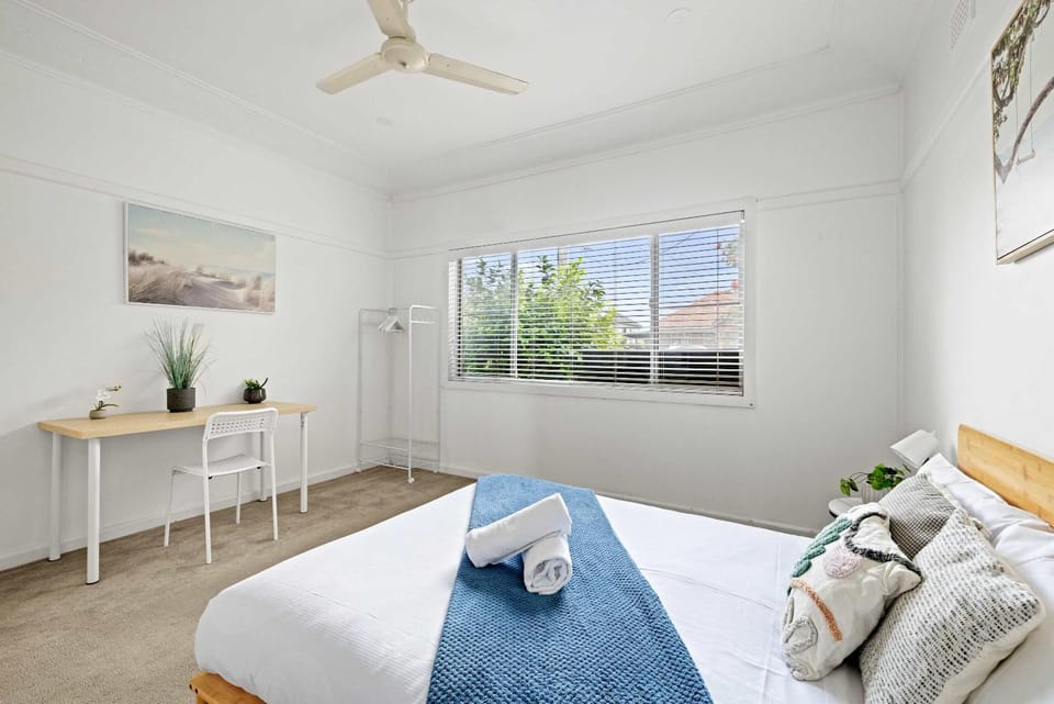 Private Double Room - Central Location At Ryde - Shared Bathroom and Amenities Bed and Breakfast in Sydney