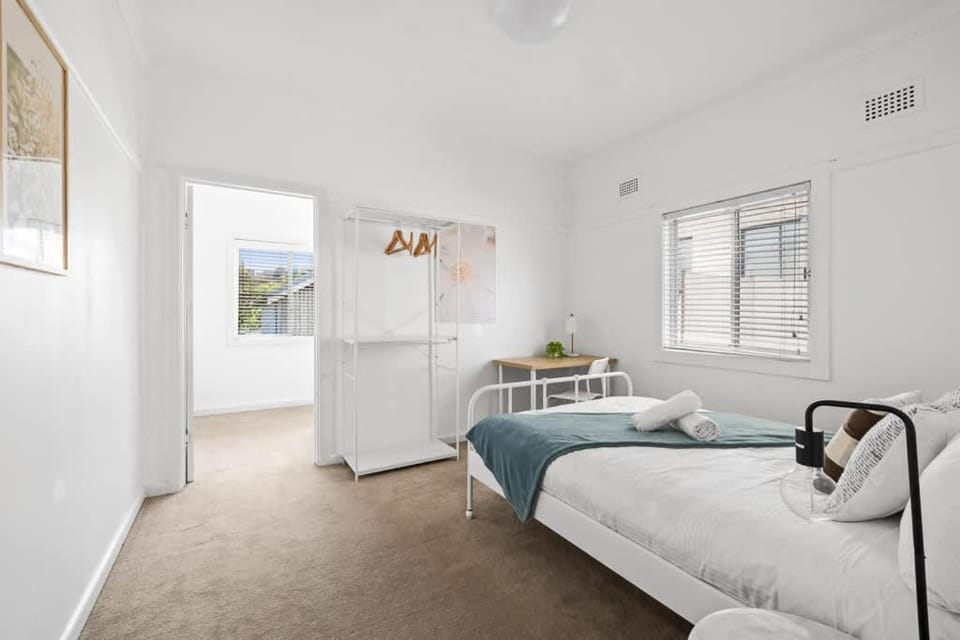 Bright Queen Room - Central Location at Ryde - Shared Bathroom and Amenities Bed and Breakfast in Sydney