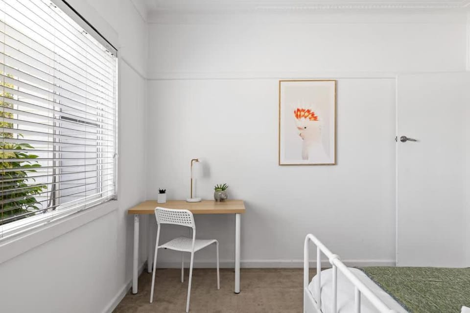 Bright Queen Room - Central Location at Ryde - Shared Bathroom and Amenities Bed and Breakfast in Sydney