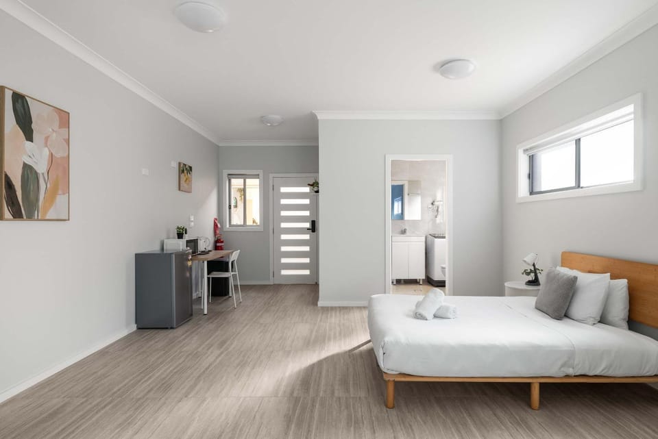 Detached Quadruple Studio Room with Simple Kitchenette near Top Ryde city Bed and Breakfast in Sydney