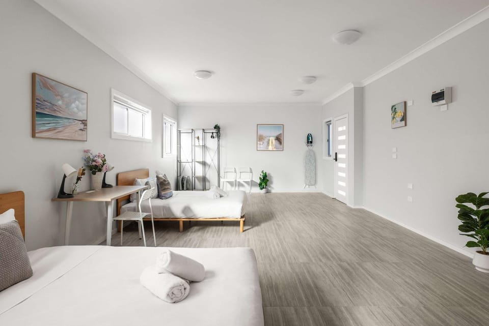 Detached Quadruple Studio Room with Simple Kitchenette near Top Ryde city Bed and Breakfast in Sydney