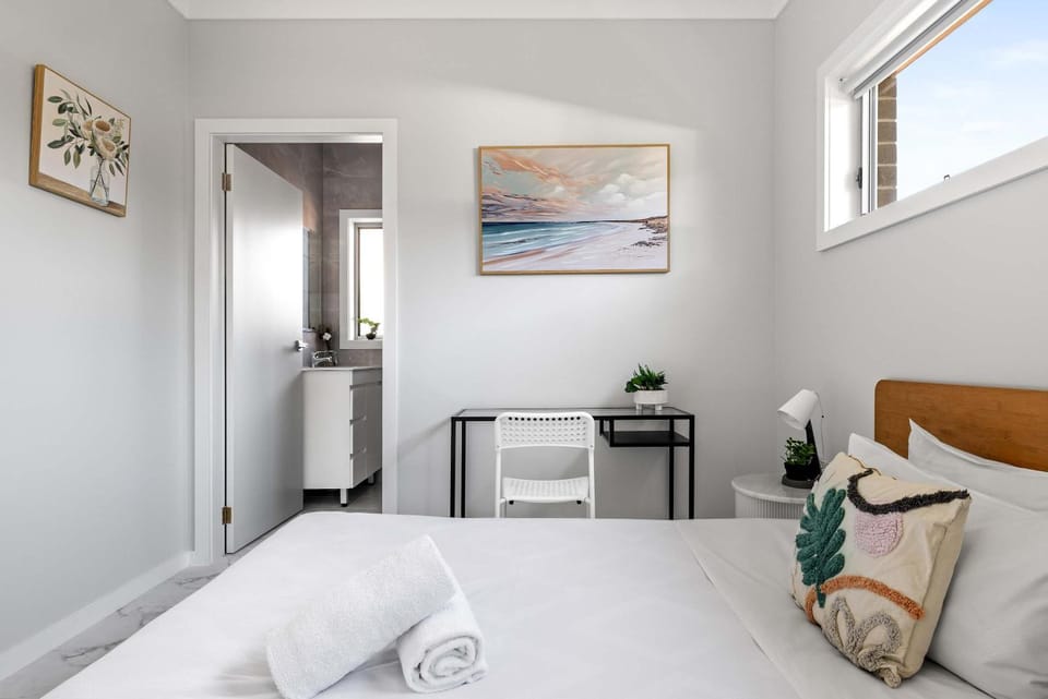 Bright Detached Double Ensuite Room - Shared Amenities - Near Top Ryde City Bed and Breakfast in Sydney