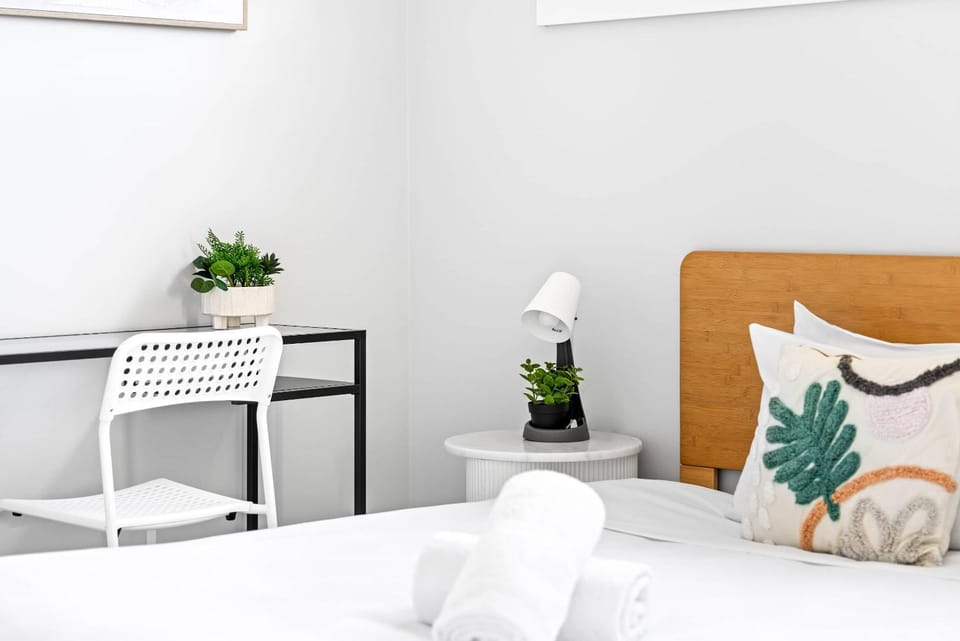 Bright Detached Double Ensuite Room - Shared Amenities - Near Top Ryde City Bed and Breakfast in Sydney
