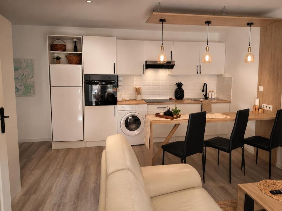 Coffee/tea facilities, Kitchen or kitchenette, Living room, Seating area, Dining area, oven, stove, washing machine, dryer, kitchen