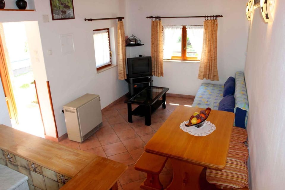 Facade/entrance, TV and multimedia, Seating area, Dining area