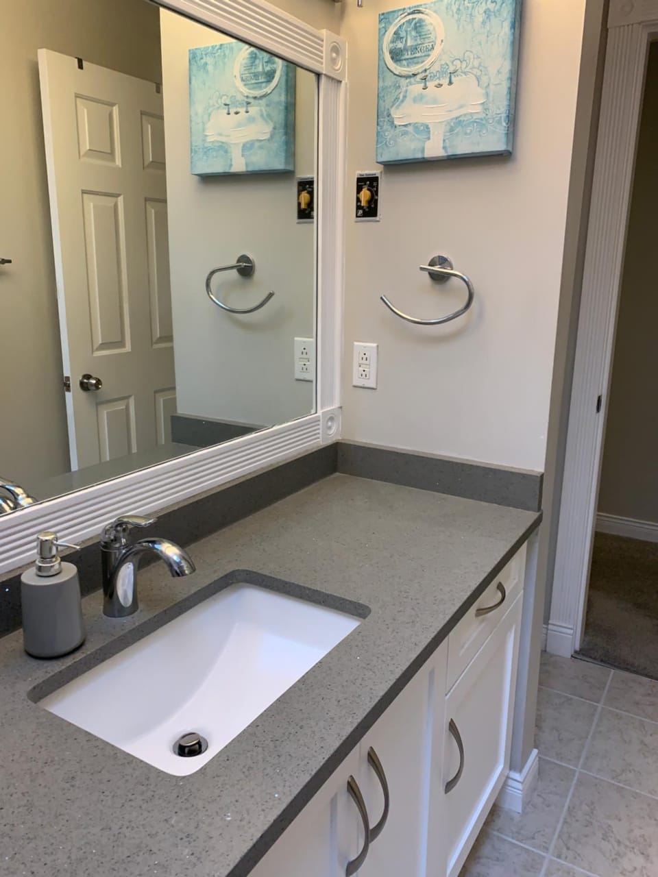 Fully Furnished Bedroom with ensuite Turnkey Corporate Relocation Vacation Home Vacation rental in New Westminster