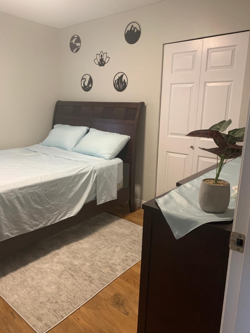 Fully Furnished Bedroom with ensuite Turnkey Corporate Relocation Vacation Home Vacation rental in New Westminster