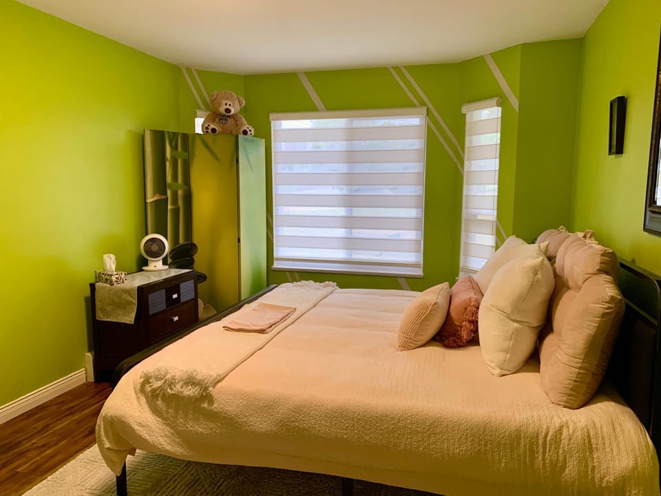 Fully Furnished Bedroom with ensuite Turnkey Corporate Relocation Vacation Home Vacation rental in New Westminster