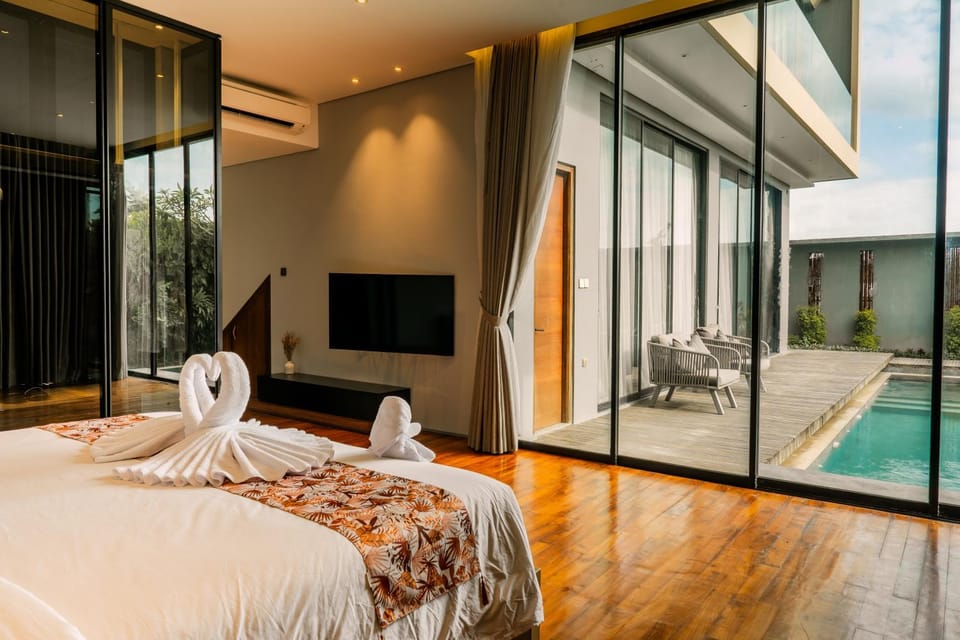 Bed, View (from property/room), Bedroom, Swimming pool