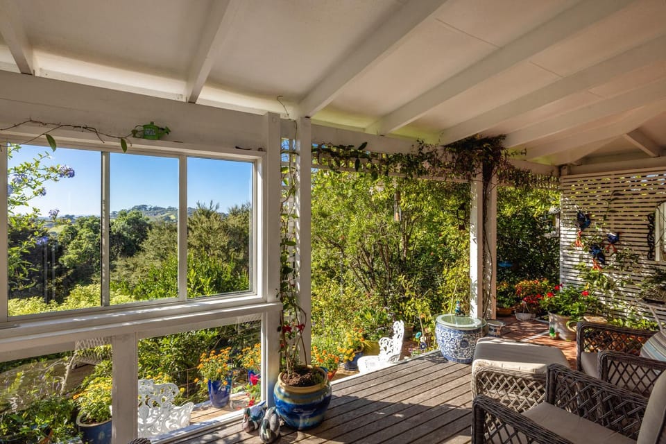 Garden and Bird Haven House in Auckland Region