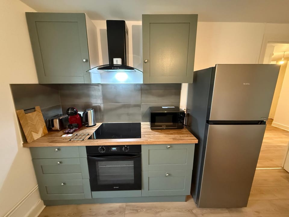 Coffee/tea facilities, microwave, oven, stove, kitchen