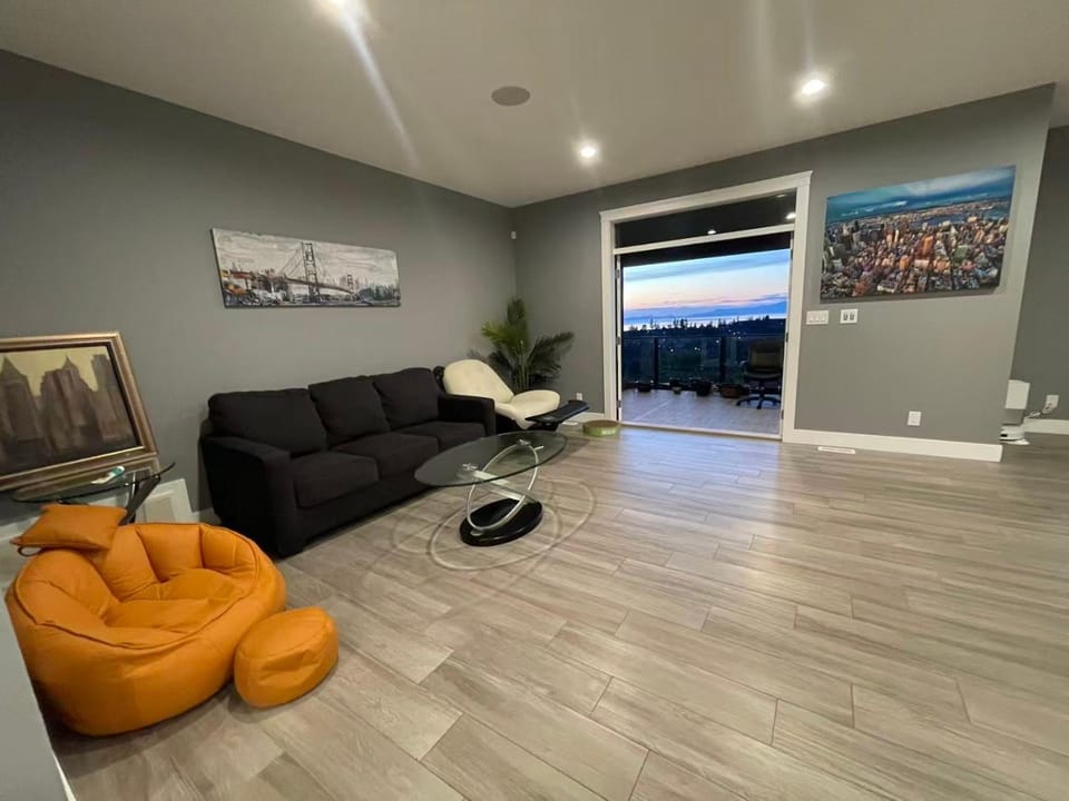 Sea view villa independent access House in Nanaimo