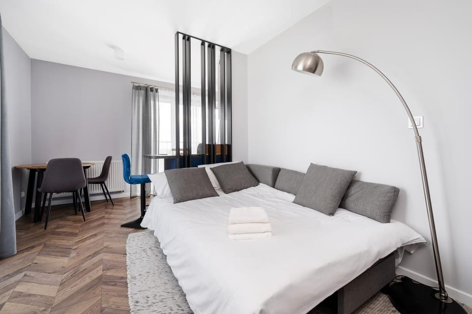 Bed, Living room, Photo of the whole room, Seating area, Dining area