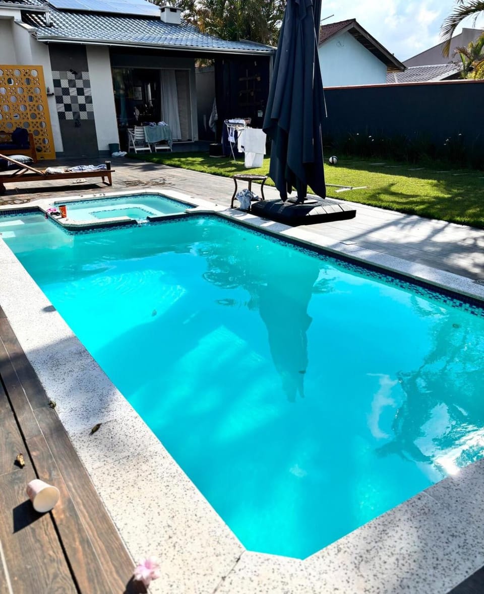 Casa de Praia Com Piscina Aquecida, Ar-condicionado, Cervejeira, Wi-fi e muito mais House in Guaratuba