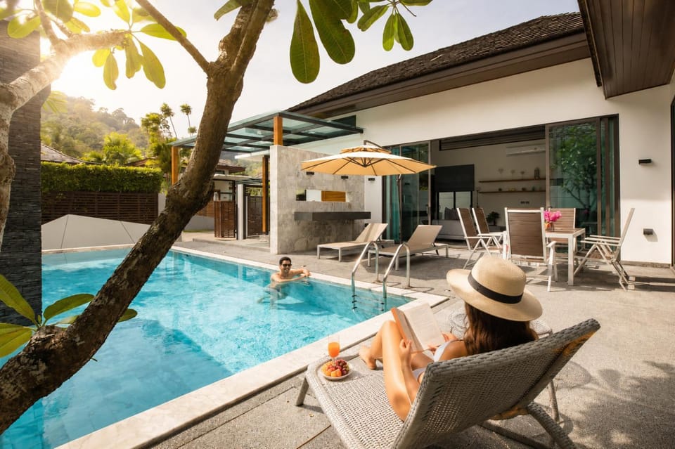 Property building, Dining area, Swimming pool, sunbed