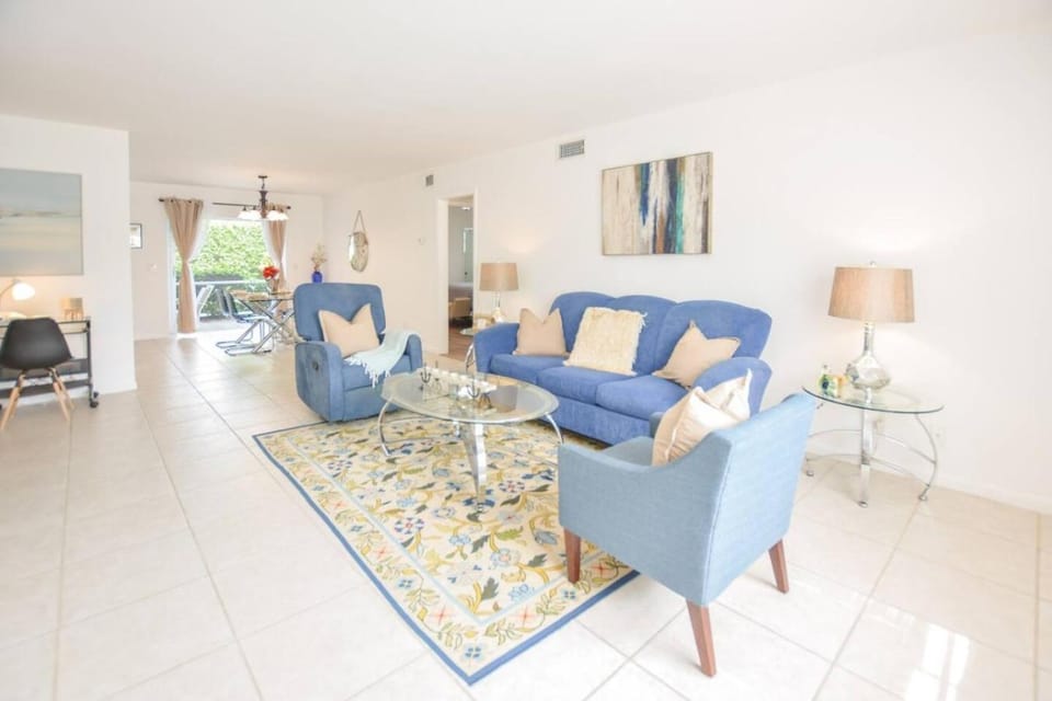 Walk to the beach 2BR 2BA 1300SF Apartment in Singer Island