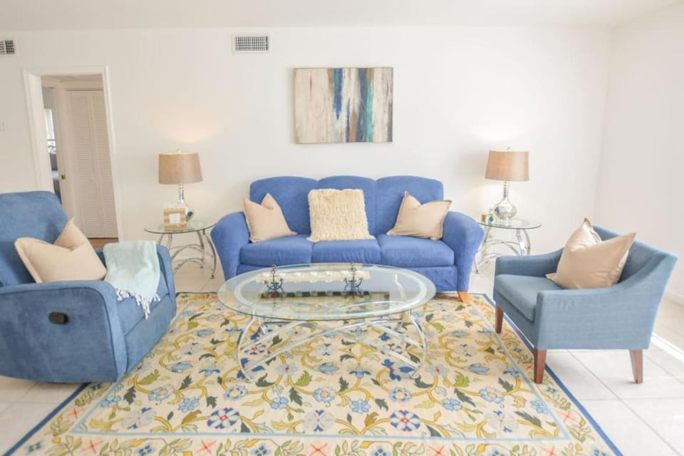 Walk to the beach 2BR 2BA 1300SF Apartment in Singer Island