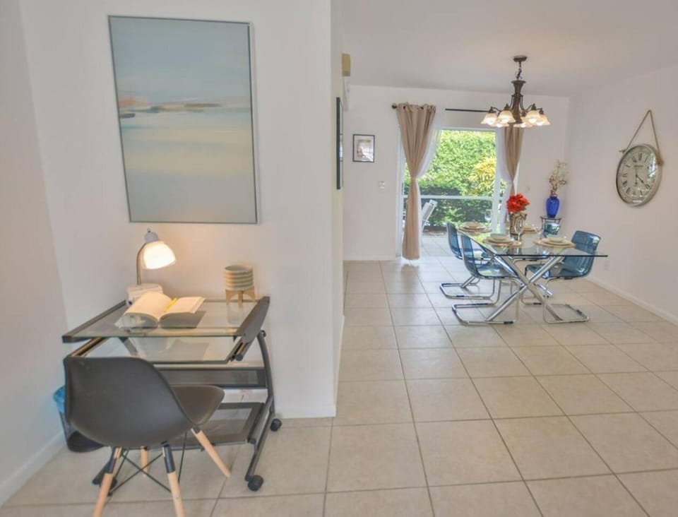 Walk to the beach 2BR 2BA 1300SF Apartment in Singer Island