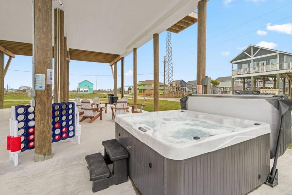 Hot Tub Pet Friendly 4Bdr 2Bth - Aqua Vista House in Caplen
