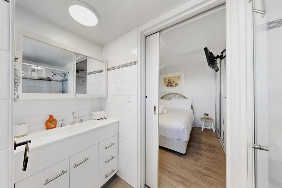 Refurbished 1B Ocean View Sun Equinox Apartment in Surfers Paradise