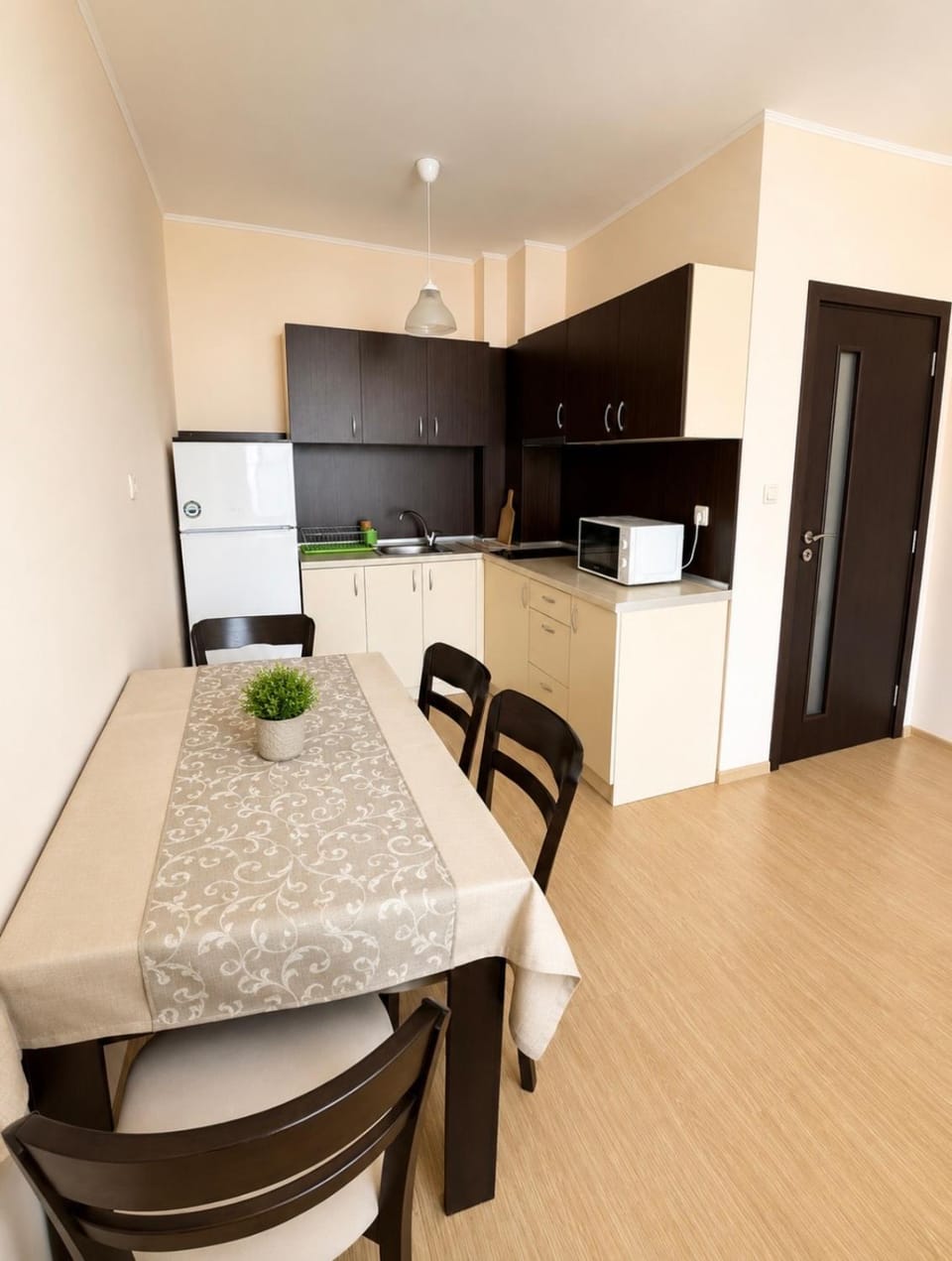 Kitchen or kitchenette, microwave, stove