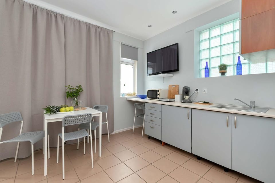 TV and multimedia, Kitchen or kitchenette, Dining area, stove