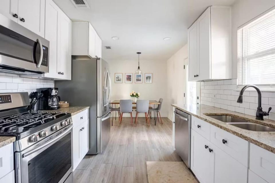 Remodeled 4BR 2BA Steps from Georgetown Square House in Georgetown