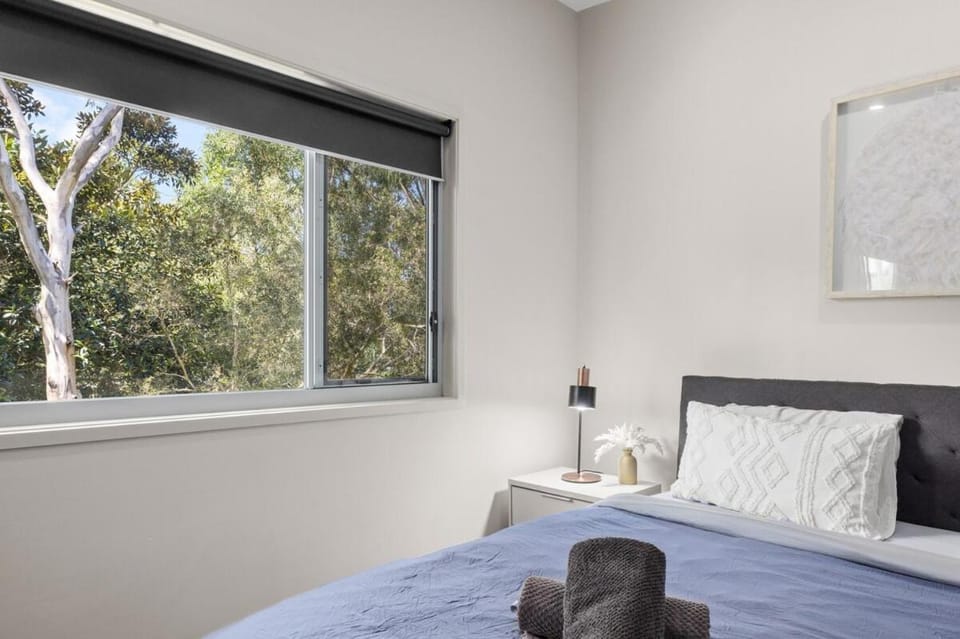 Spacious 3 bedroom townhouse in prime location! House in Carindale