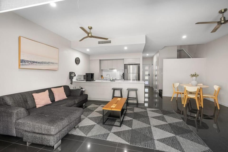 Spacious 3 bedroom townhouse in prime location! House in Carindale