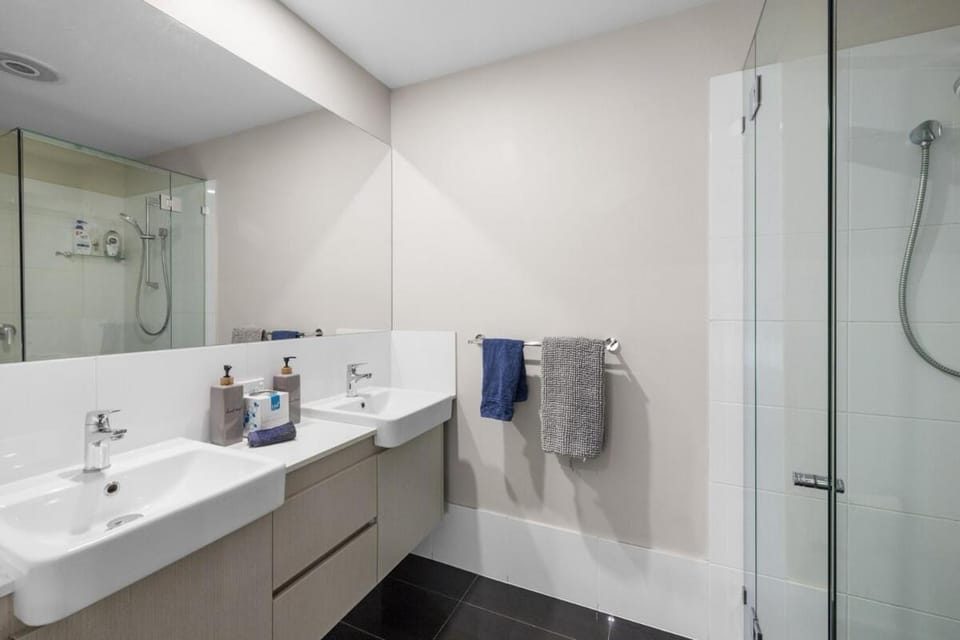 Spacious 3 bedroom townhouse in prime location! House in Carindale