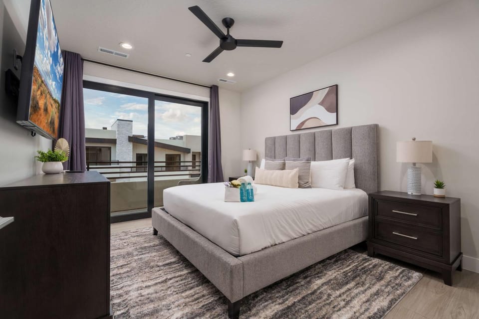 Bed, TV and multimedia, Bedroom