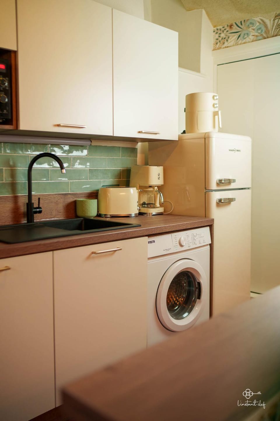 Coffee/tea facilities, Kitchen or kitchenette, dishwasher, oven, stove, toaster, washing machine