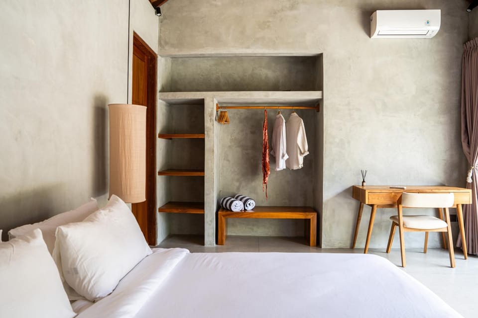 Photo of the whole room, Bedroom, wardrobe