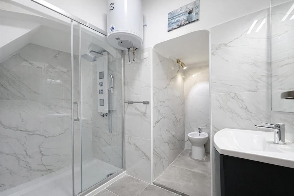 Shower, Toilet, Bathroom, towels
