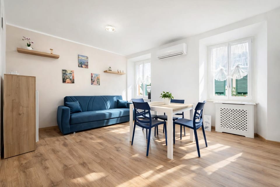 Living room, Seating area, Dining area, internet, air conditioner
