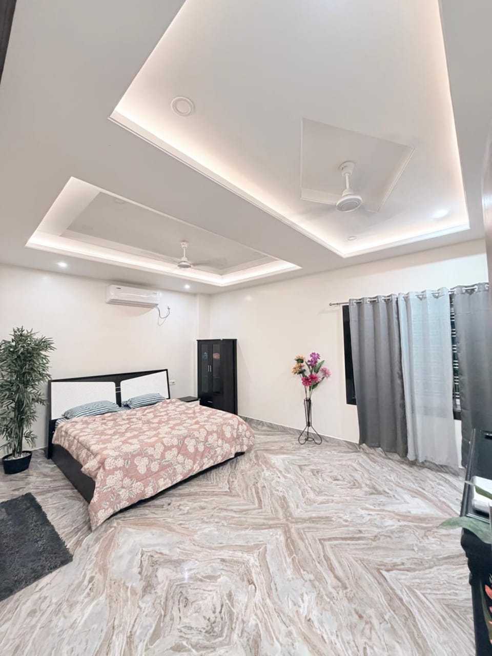 Bed, Photo of the whole room, Bedroom