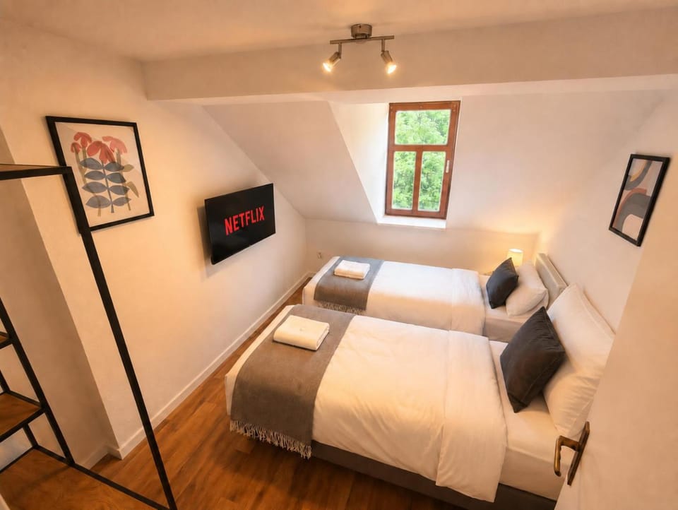 Bed, TV and multimedia, Bedroom, internet
