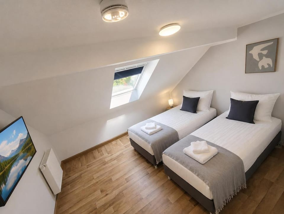 Bed, TV and multimedia, Bedroom, internet