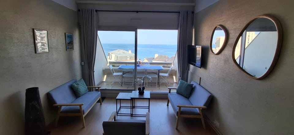 Duplex Saint Malo, front de mer, vue mer, plage, parking avec borne de recharge Apartment in St-Malo
