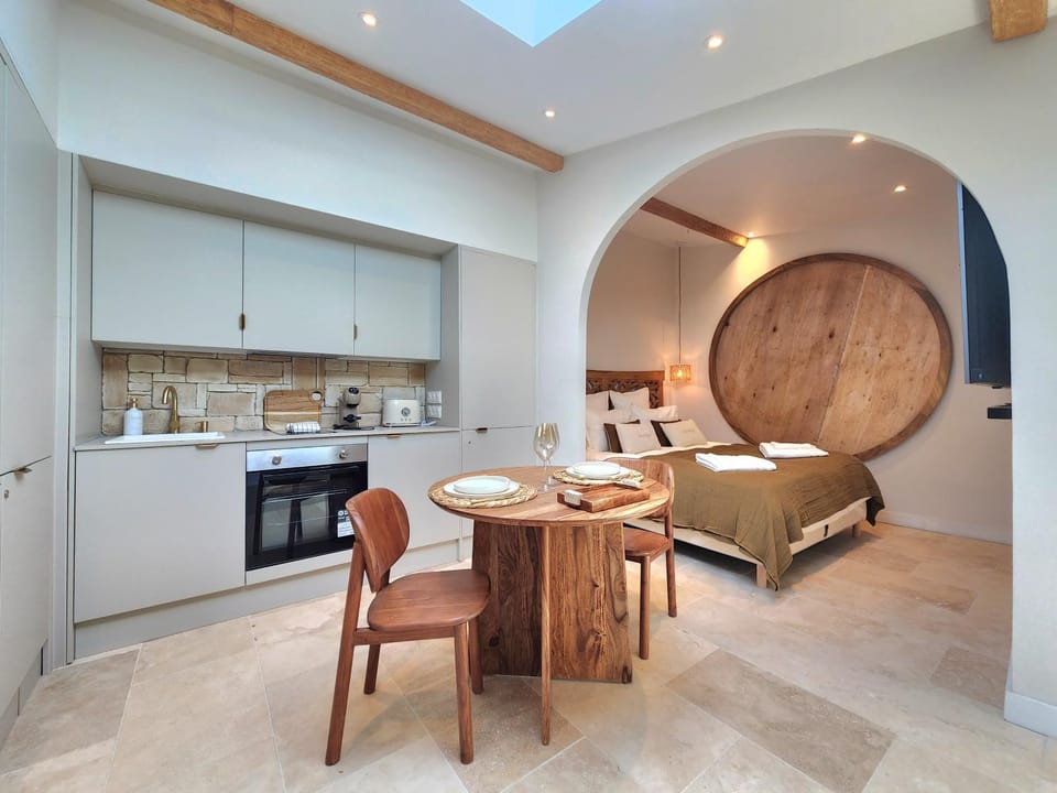 Kitchen or kitchenette, Dining area, stove