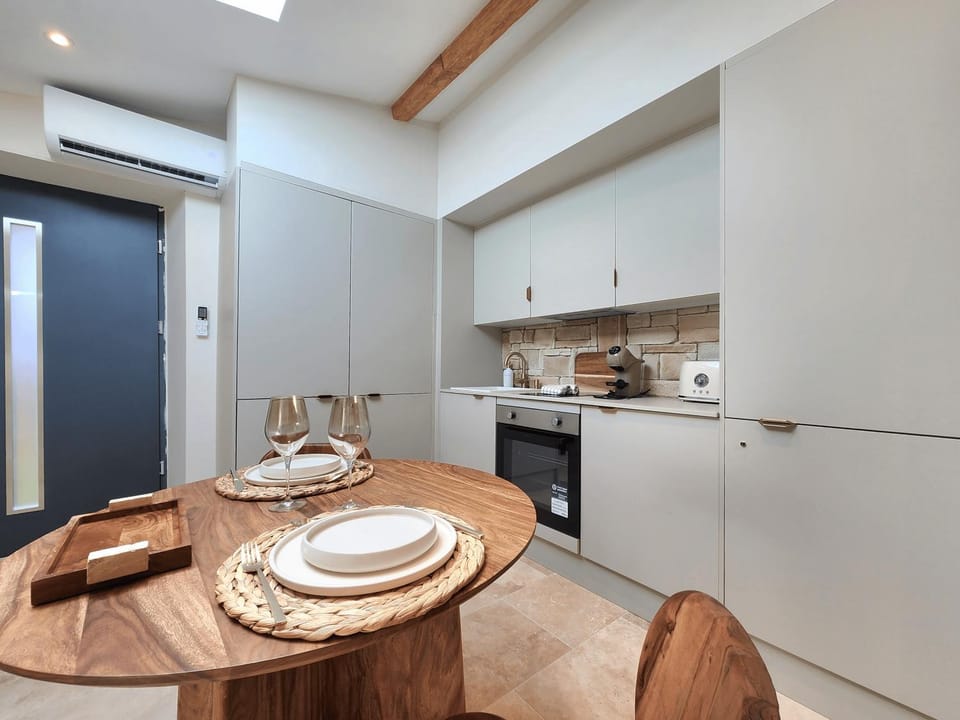 Kitchen or kitchenette, Dining area, oven, stove