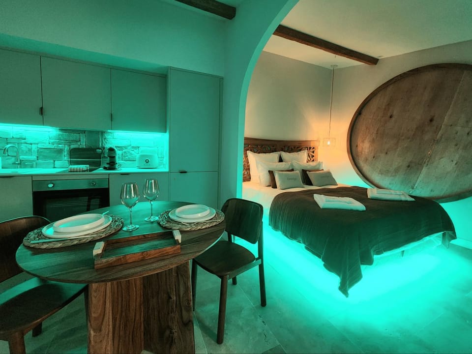 Bed, Kitchen or kitchenette, Dining area, Bedroom